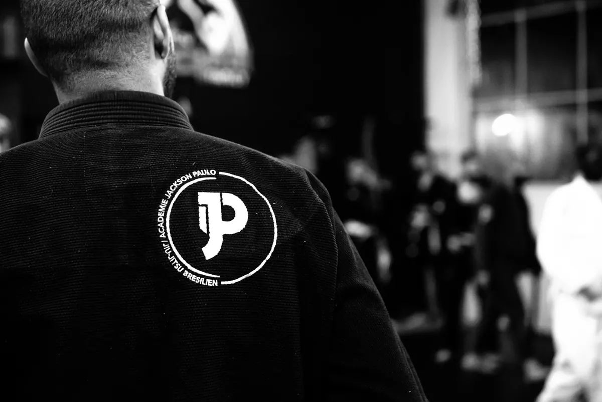 Le logo JP brodé dans le dos d'un kimono noir