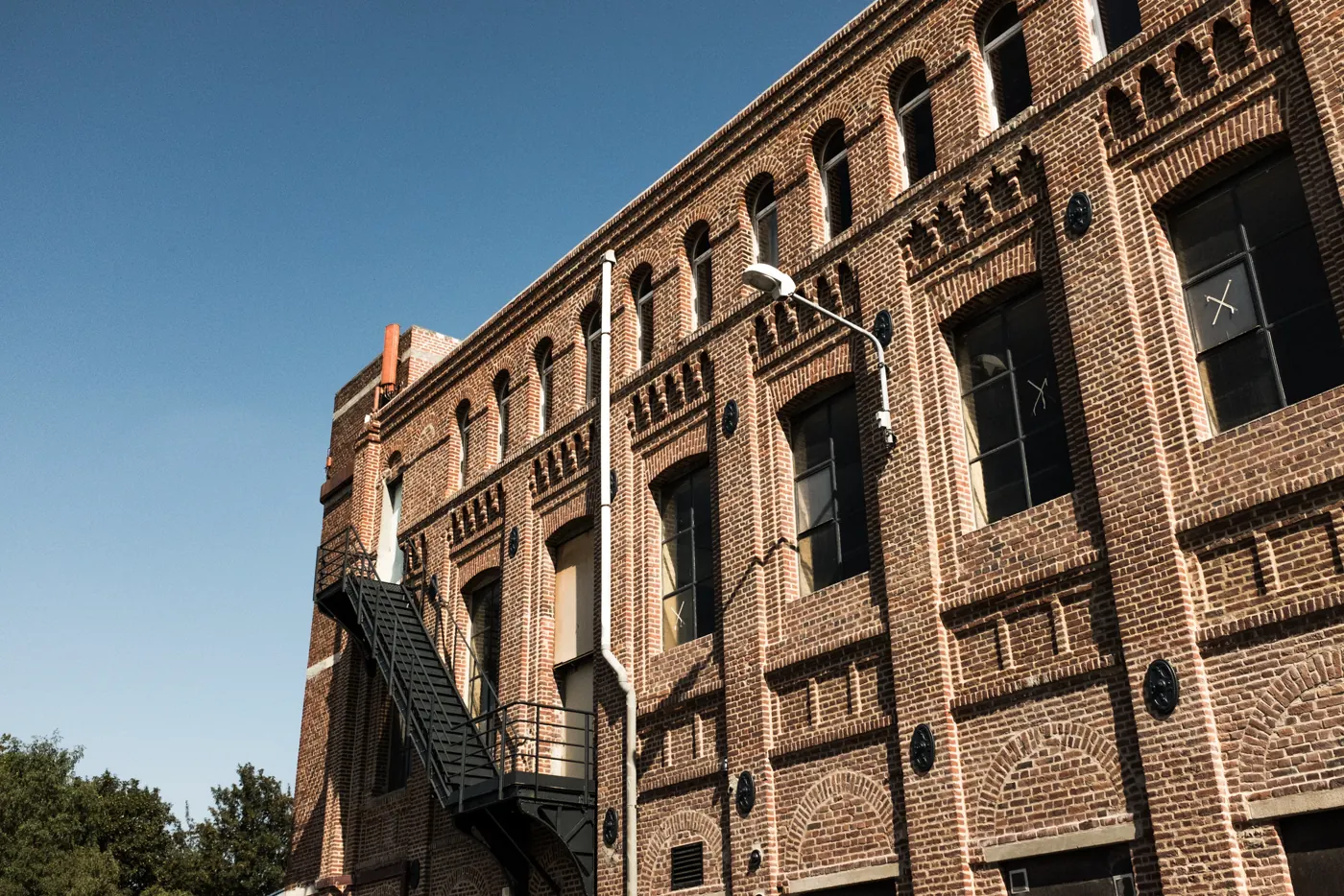 La façade en brique de La Manufacture, ancienne usine où se trouve l'académie